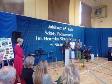 Uroczystość obchodów 65-lecia Szkoły Podstawowej im. Henryka Sienkiewicza w Niesułkowie, 